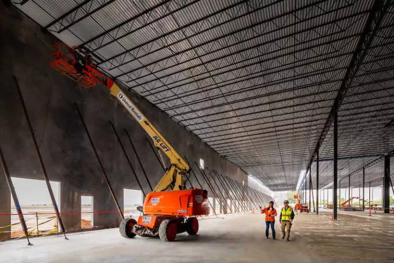 Extended boom inside jobsite