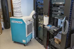 refroidisseur localisé bleu clair et blanc de united rentals devant un serveur dans un centre de données