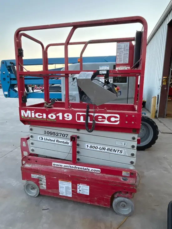 2019 MEC MICRO 19 Scissor Lift