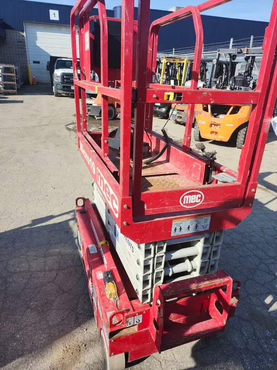 2018 MEC MICRO 19 Scissor Lift