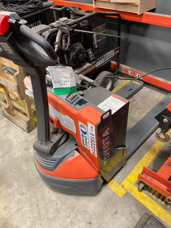 2022 Toyota 8HBW23 Jack