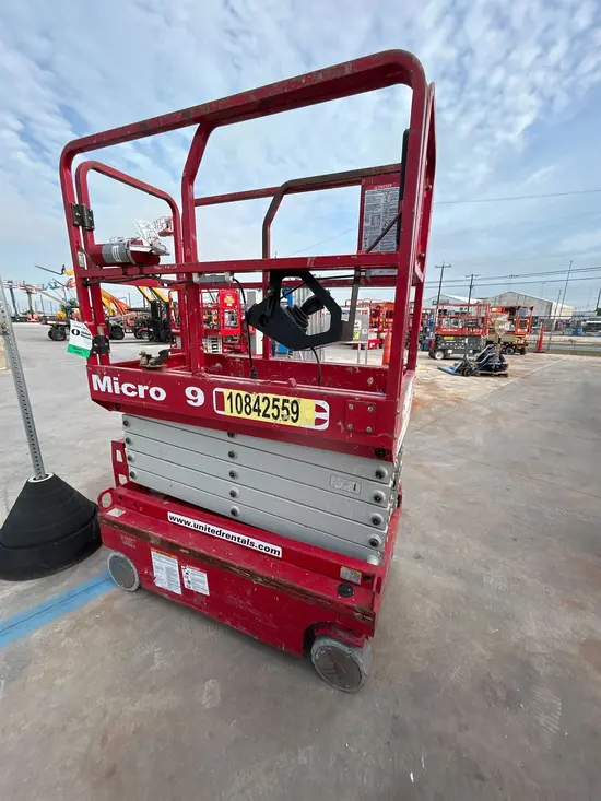 2018 MEC MICRO 19 Scissor Lift