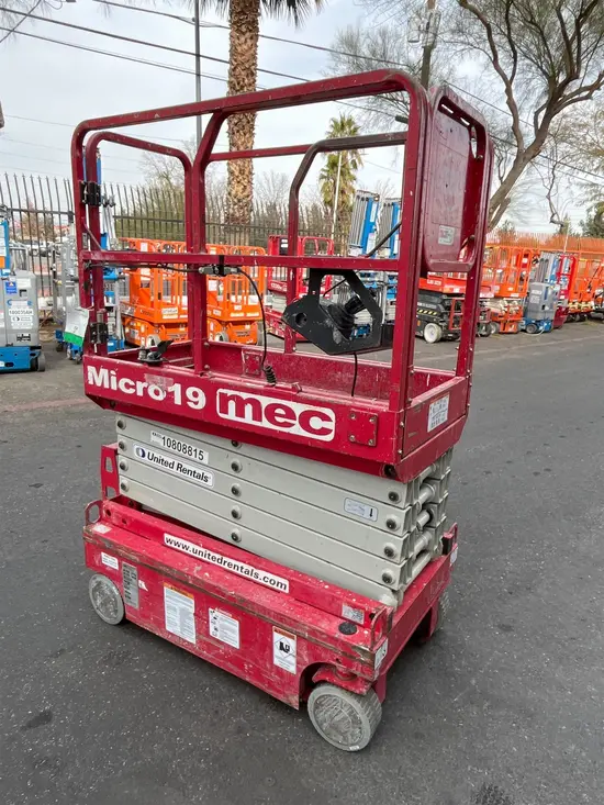 2018 MEC MICRO 19 Scissor Lift
