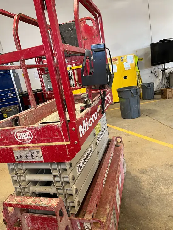 2018 MEC MICRO 19 Scissor Lift