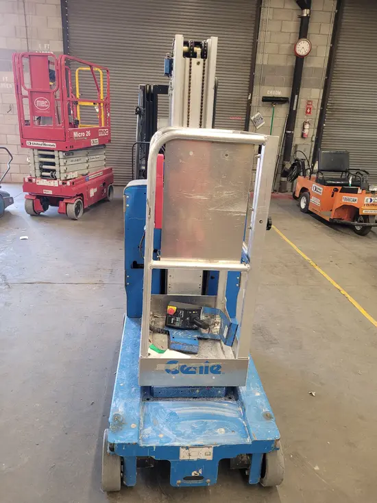 2018 Genie GR-20 Self-Propelled One-Person Lift