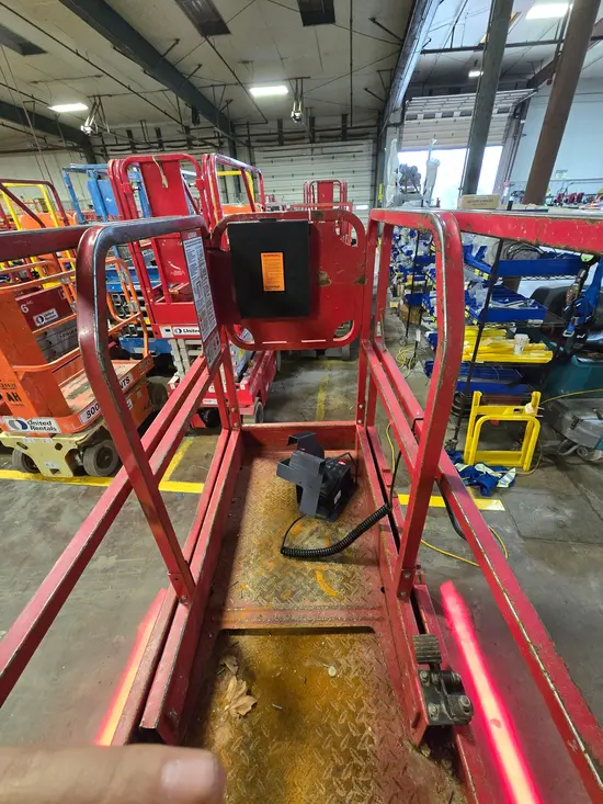 2018 MEC MICRO 19 Scissor Lift
