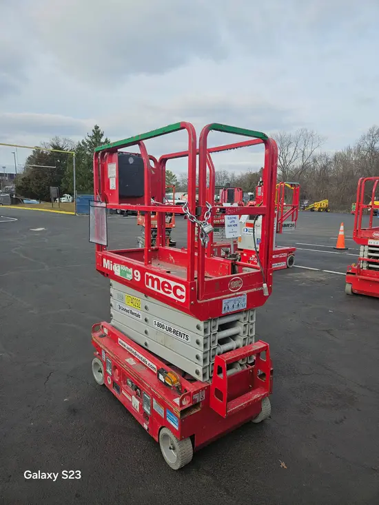 2018 MEC MICRO 19 Scissor Lift