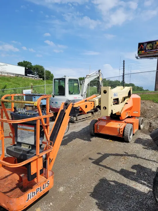 2017 JLG E400AJPN Articulating Boom Lift