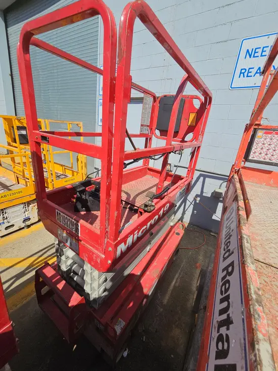 2019 MEC MICRO 19 Scissor Lift