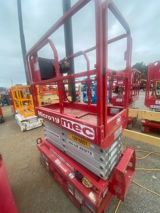 2019 MEC MICRO 19 Scissor Lift
