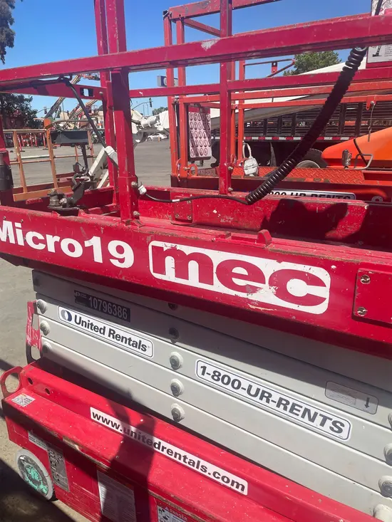2018 MEC MICRO 19 Scissor Lift