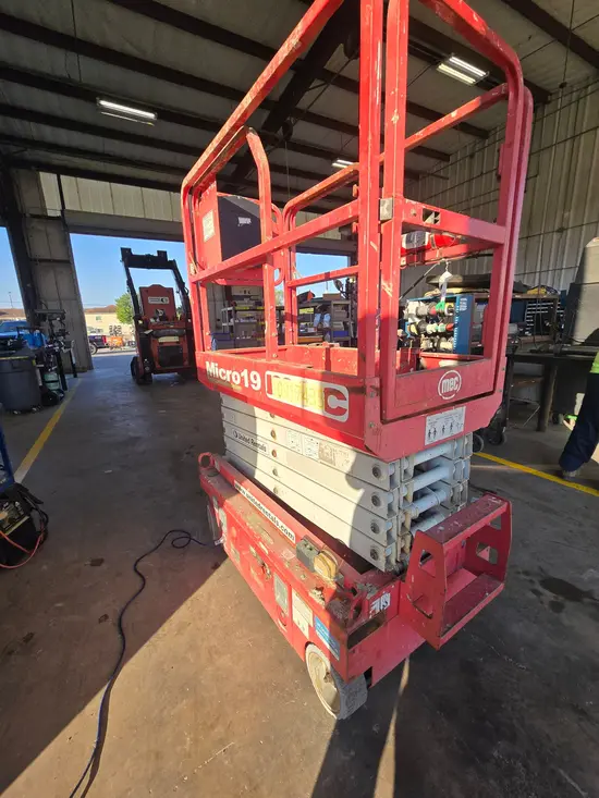 2019 MEC MICRO 19 Scissor Lift
