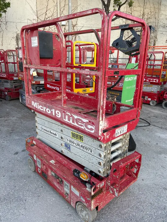 2017 MEC MICRO 19 Scissor Lift