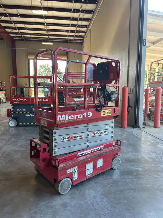 2019 MEC MICRO 19 Scissor Lift