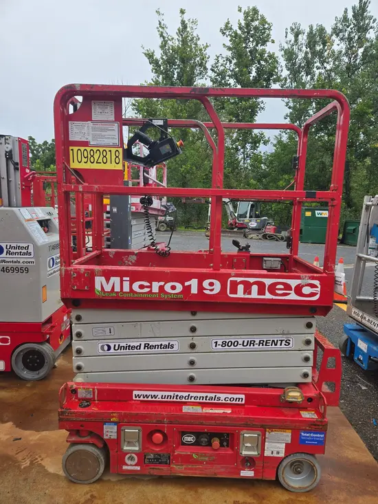 2019 MEC MICRO 19 Scissor Lift