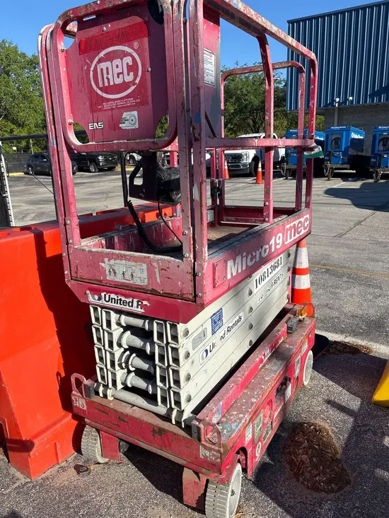 2018 MEC MICRO 19 Scissor Lift