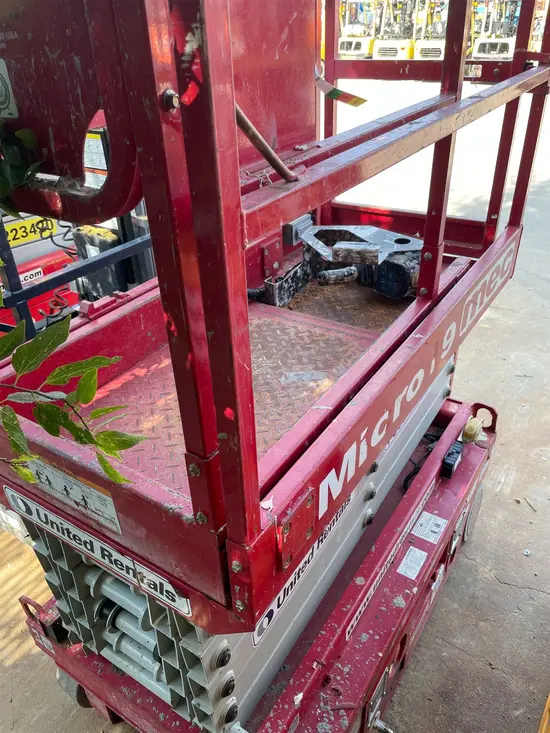 2018 MEC MICRO 19 Scissor Lift