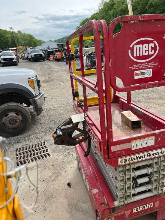 2018 MEC MICRO 19 Scissor Lift
