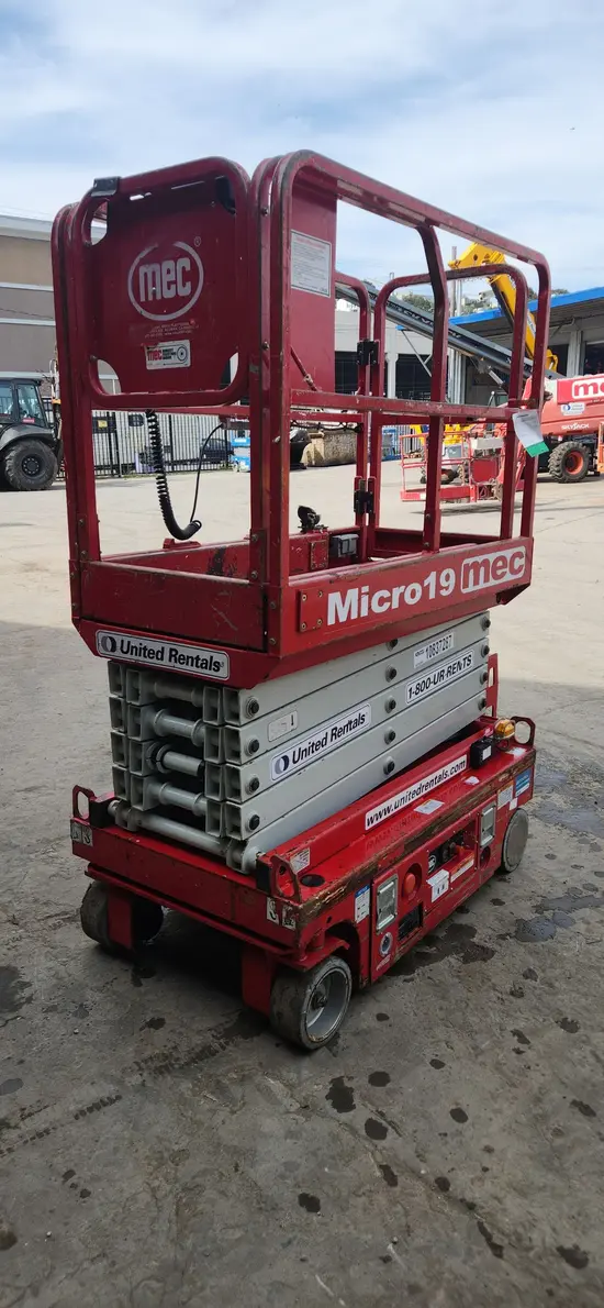 2018 MEC MICRO 19 Scissor Lift