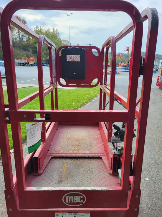 2018 MEC MICRO 19 Scissor Lift