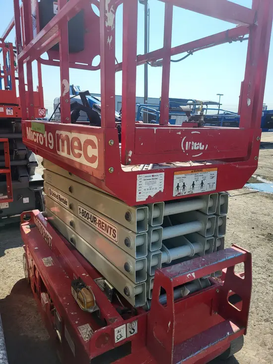 2017 MEC MICRO 19 Scissor Lift