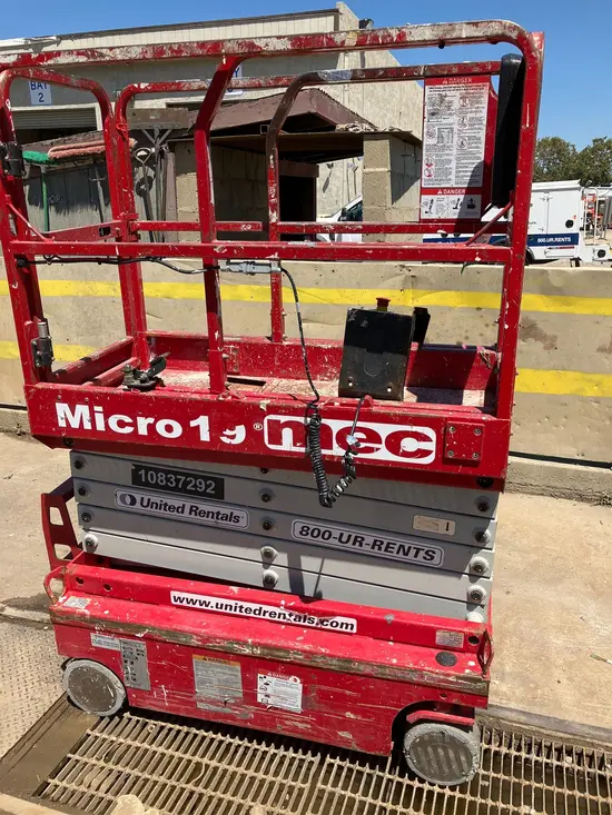 2018 MEC MICRO 19 Scissor Lift