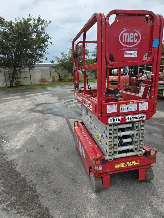 2019 MEC MICRO 19 Scissor Lift