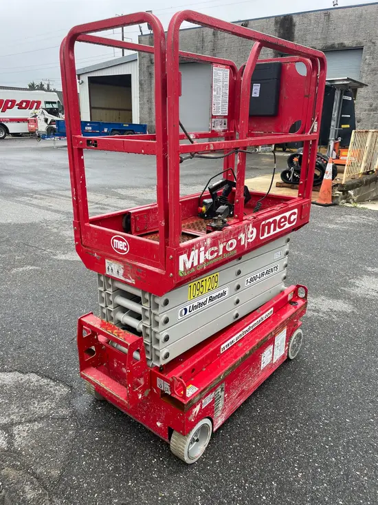 2019 MEC MICRO 19 Scissor Lift