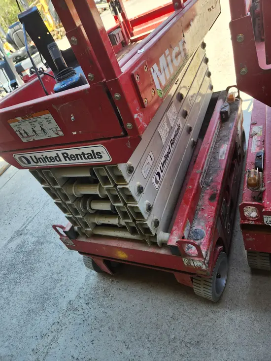 2019 MEC MICRO 19 Scissor Lift