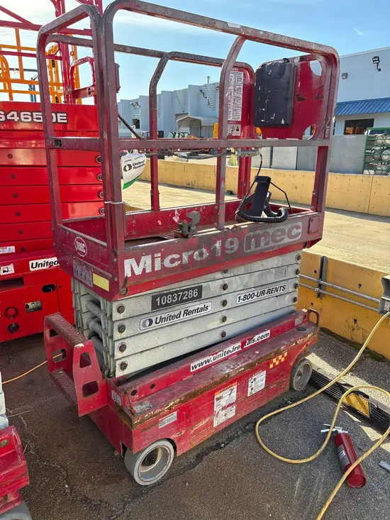 2018 MEC MICRO 19 Scissor Lift