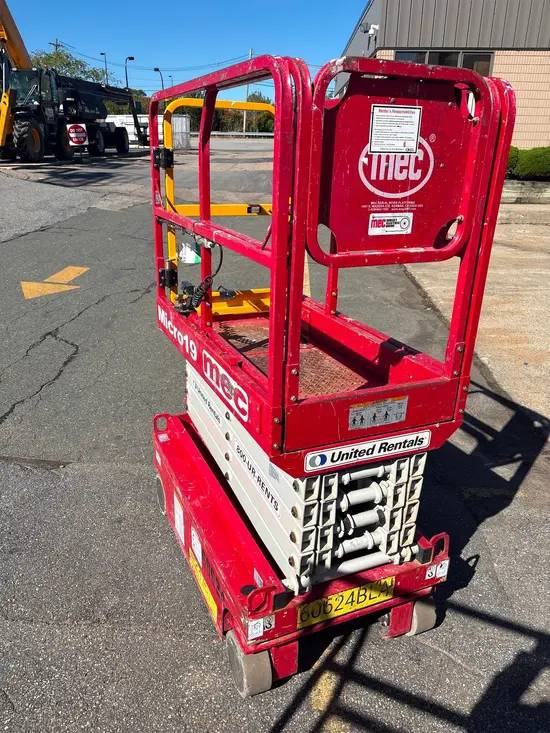 2018 MEC MICRO 19 Scissor Lift