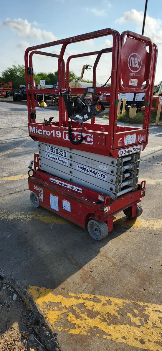 2019 MEC MICRO 19 Scissor Lift
