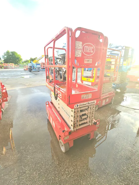 2019 MEC MICRO 19 Scissor Lift