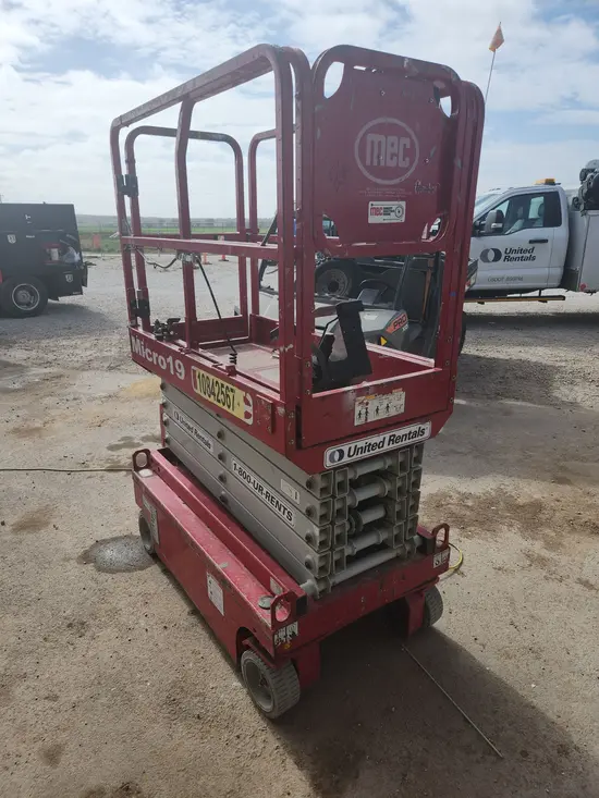 2018 MEC MICRO 19 Scissor Lift