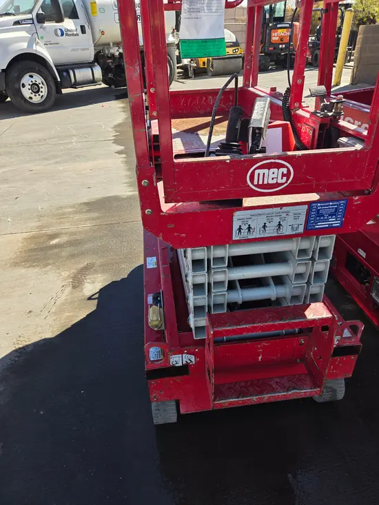 2018 MEC MICRO 19 Scissor Lift