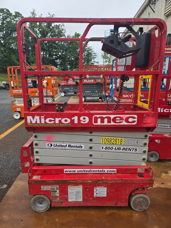 2019 MEC MICRO 19 Scissor Lift