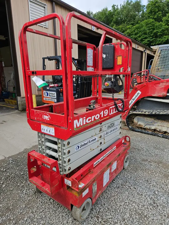 2019 MEC MICRO 19 Scissor Lift