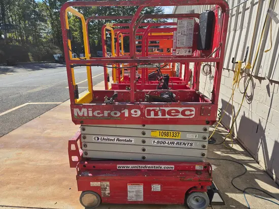 2019 MEC MICRO 19 Scissor Lift