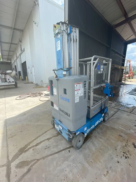 2016 Genie GR-20 Self-Propelled One-Person Lift