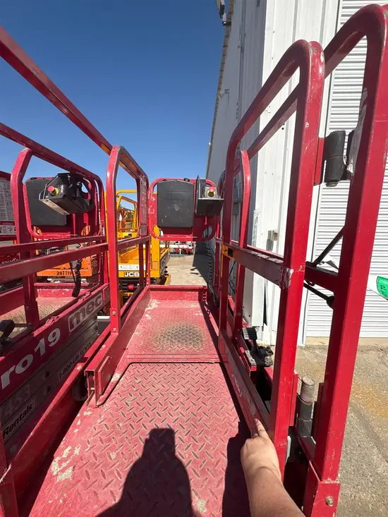 2019 MEC MICRO 19 Scissor Lift