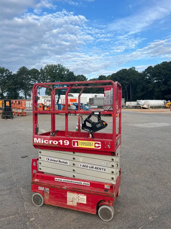2019 MEC MICRO 19 Scissor Lift
