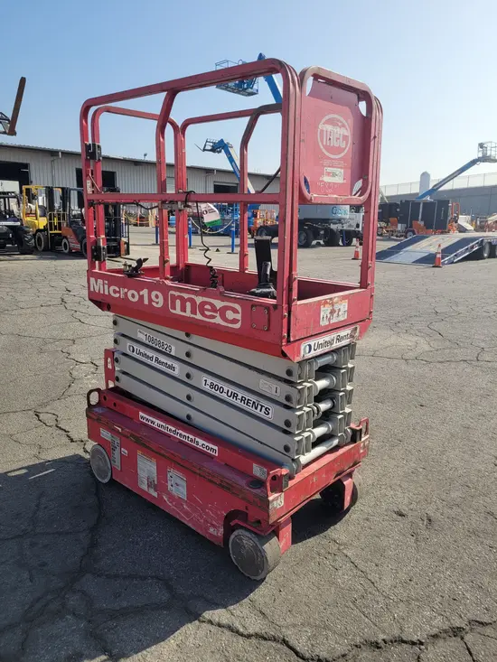 2018 MEC MICRO 19 Scissor Lift