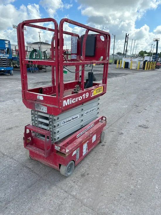 2018 MEC MICRO 19 Scissor Lift