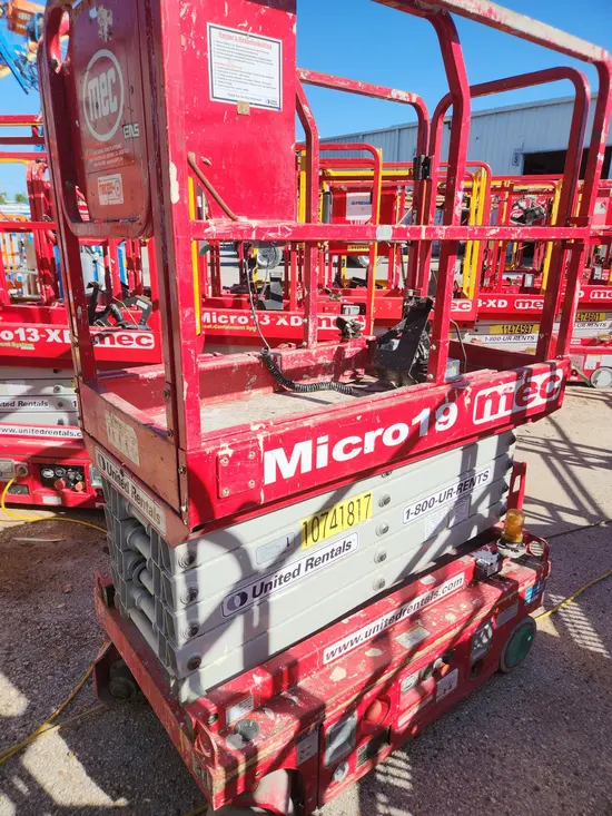 2018 MEC MICRO 19 Scissor Lift