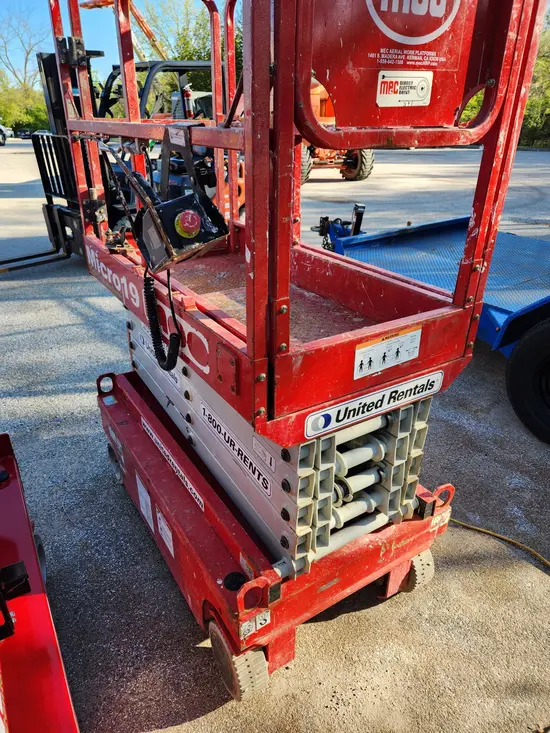 2019 MEC MICRO 19 Scissor Lift