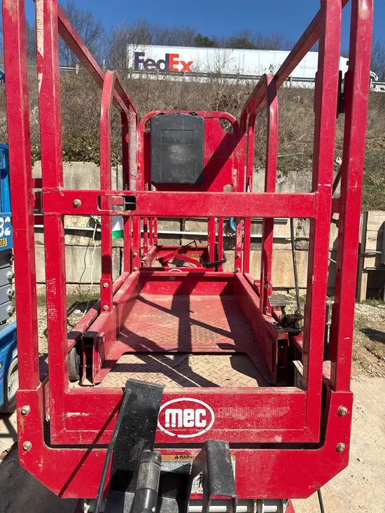 2018 MEC MICRO 19 Scissor Lift