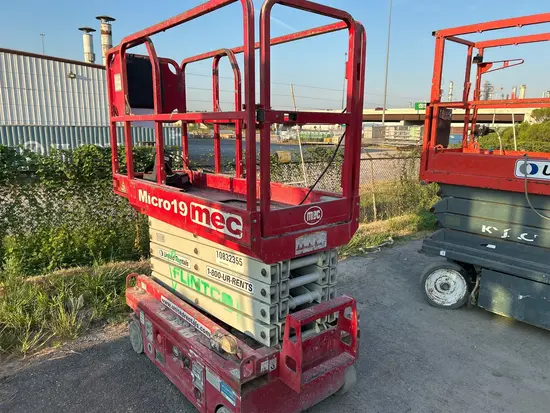 2018 MEC MICRO 19 Scissor Lift