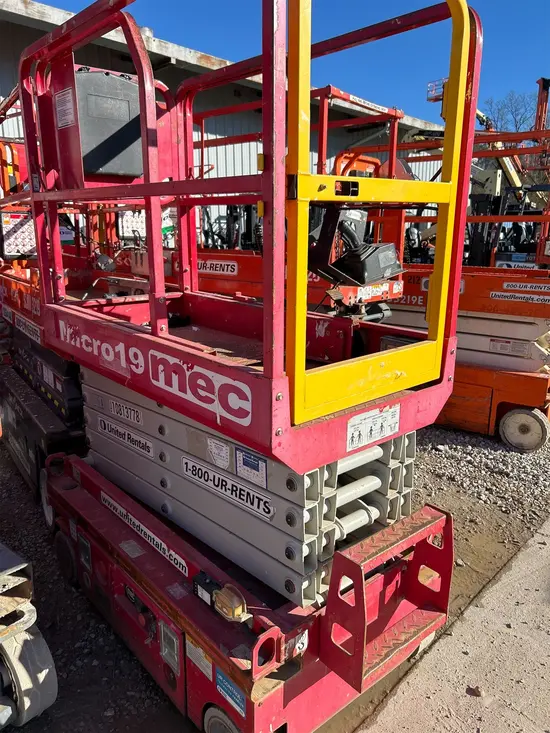 2018 MEC MICRO 19 Scissor Lift