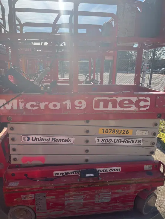 2018 MEC MICRO 19 Scissor Lift