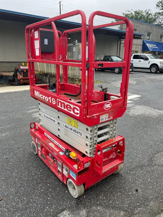 2019 MEC MICRO 19 Scissor Lift